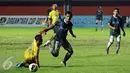 Gelandang Cilegon Utd, Deny Arwin (kiri) berebut bola dengan pemain Persebaya di laga penyisihan Dirgantara Cup 2017 di Stadion Maguwoharjo, Sleman, Sabtu (4/3). Cilegon unggul 2-1. (Liputan6.com/Helmi Fithriansyah)