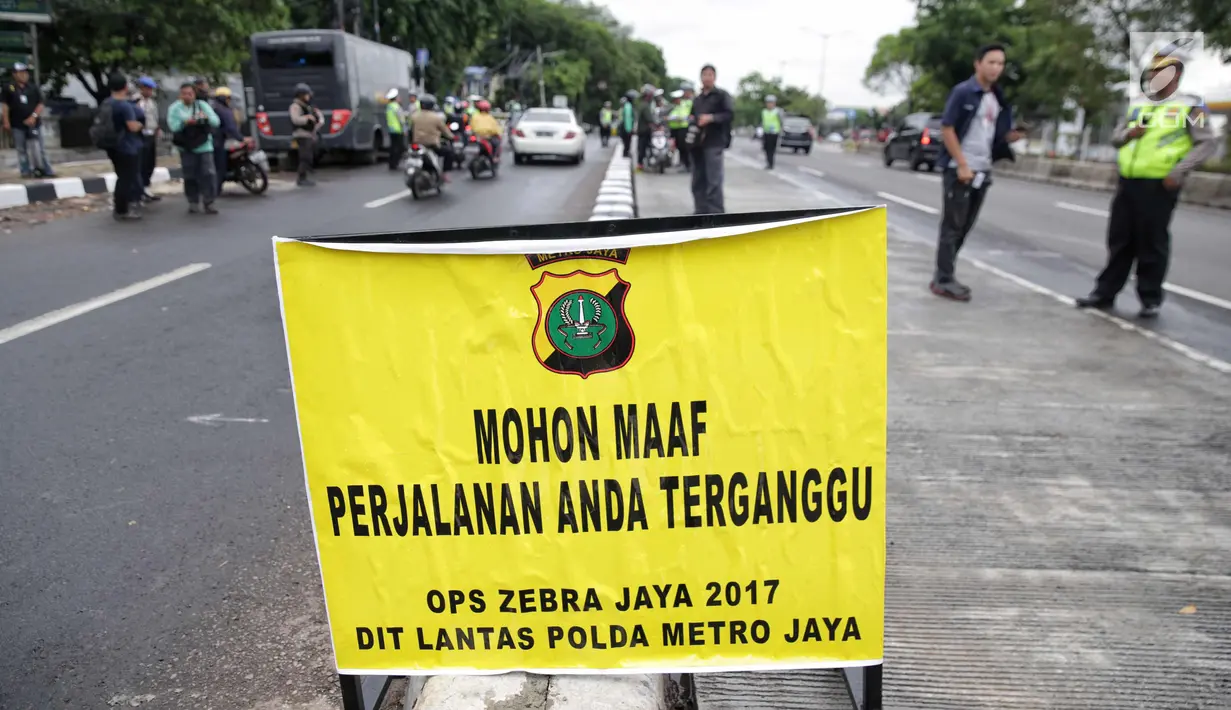 Plang pemberitahuan Operasi Zebra yang digelar di jalan Letjen Suprapto, Jakarta, Selasa (7/11). Direktorat Lalu Lintas (Ditlantas) Polda Metro Jaya telah menggelar Operasi Zebra Jaya selama 6 enam hari. (Liputan6.com/Faizal Fanani)