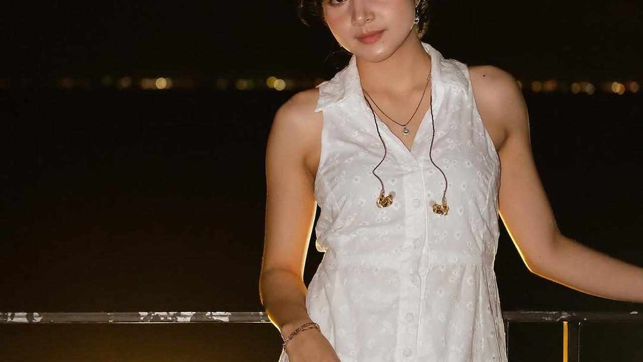 Profil Bulan Sutena, Penyanyi Cantik Asal Bali yang Berparas Bule