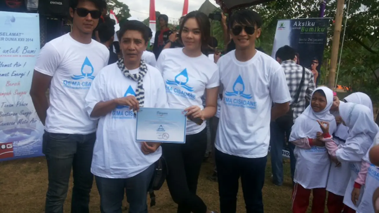 Peduli Lingkungan, Pemain Film Danum Baputi Bebersih Sungai