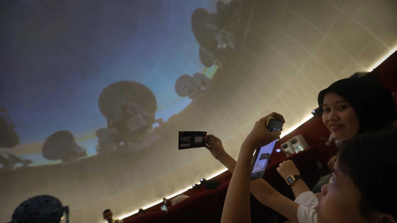 FOTO: Libur Natal Warga Kunjungi Planetarium Jakarta yang Kembali Dibuka