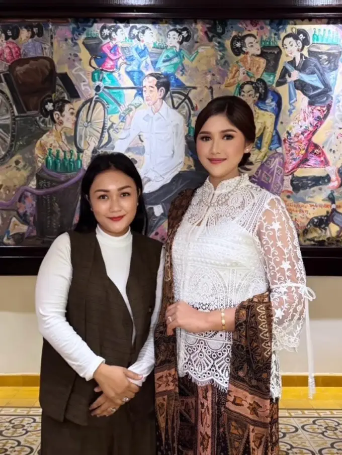 Erina Gudono Tampil Elegan dengan Paduan Lace Putih dan Perhiasan Mutiara di Acara Lamaran Sepupunya