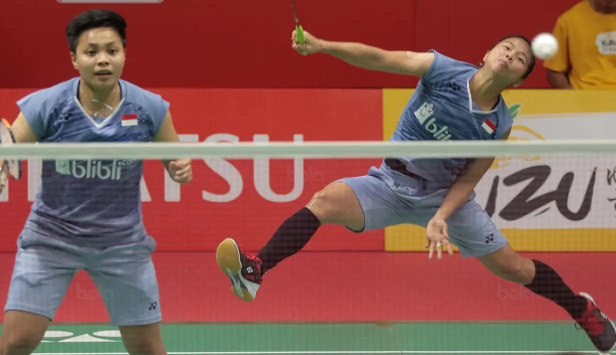 Greysia Polii/Apriyani Rahayu melaju ke semifanal usai kalahkan  Chae Yoo-jung/Hye Rin-kim pada ajang Daihatsu Indonesia Master 2018 Kamis (26/1/2018). Greysia/Apriyani menang 21-16,21-15 (Bola.com/Nick Hanoatubun)