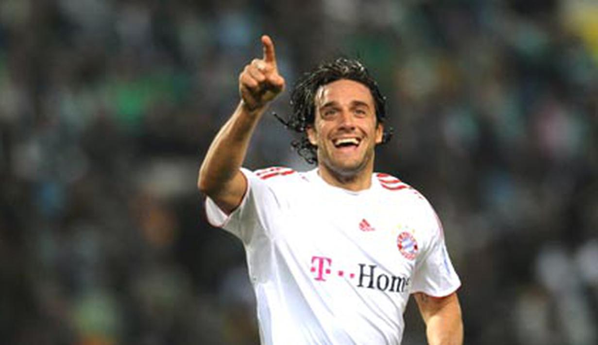 Bayern Munich's Luca Toni celebrates after scoring against Sporting during their Champions League first-leg of the first knock out round match at Alvalade Stadium in Lisbon on February 25, 2009. AFP PHOTO/FRANCISCO LEONG