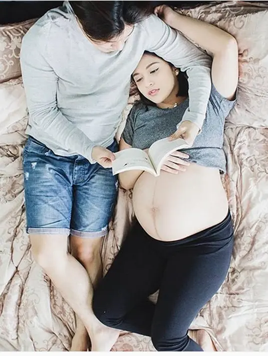 Demi mendapatkan buah hati yang cerdas, Glenn sejak dini mengajak bicara dan membacakan cerita pada buah hatinya. Terlihat foto Glenn saat sedang membacakan cerita sambil memegang perut istrinya. (dok. Instagram)