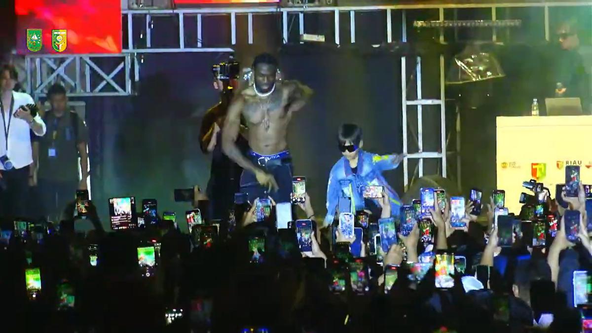 Aksi Rapper Melly Mike Buka Baju di Panggung Malam Penutupan Festival Pacu Jalur 2025