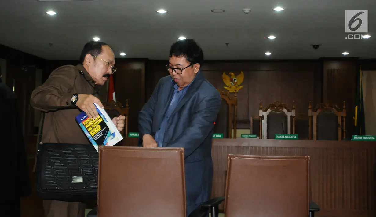 Mantan pengacara Setya Novanto, Fredrich Yunadi berbincang dengan kuasa hukumnya saat jeda sidang putusan sela di Pengadilan Tipikor, Jakarta, Senin (5/3). Sidangdilanjutkan dengan agenda pemeriksaan saksi. (Liputan6.com/Helmi Fithriansyah)