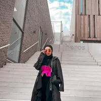 Sontek gaya edgy Zaskia Sungkar dengan padu padan coat, long sleeve, dan wide leg warna hitam. Obi belt warna pink sebagai aksesori jadi item fashion statement pada penampilanmu. Kece maksimal! (Instagram/zaskiasungkar15).