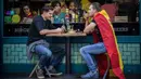 Dua pria berada di sebuah restoran di pusat kota Barcelona setelah demonstrasi menentang deklarasi kemerdekaan Catalonia, di Barcelona, Spanyol, (29/10). Mereka menyerukan persatuan dan menolak deklarasi kemerdekaan Catalan. (AP Photo/Santi Palacios)