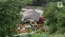 Proses evakuasi pun terhambat karena titik lokasi berada di pemukiman padat penduduk. (merdeka.com/Arie Basuki)