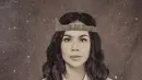 Melaney Ricardo sebagai Kristina Martha Tiahahu lengkap dengan pakaian adat khas Maluku. Tampilannya begitu kuat dan terlihat penuh power.  [Foto: yudajulianofficial]