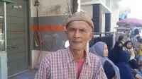 Dadang (58) kini sedikit bisa bernafas legas usai selamat dari reruntuhan rumah ayahnya yang roboh di Jalan Sampora, Desa Sukamenak, Kecamatan Margahayu, Kabupaten Bandung/Liputan6.com