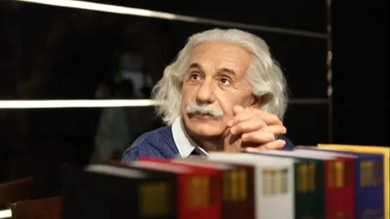 Sekarang, bayangkan jika kekuatan fisik Einstein sekuat kekuatan otaknya. Apa jadinya?