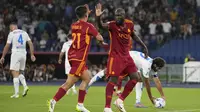 Pemain AS Roma, Romelu Lukaku, merayakan gol bersama Paulo Dybala saat melawan Empoli pada laga Liga Italia di Stadion Olimpico, Roma, Senin (18/9/2023). AS Roma menang dengan skor telak 7-0. (AP Photo/Alessandra Tarantino)