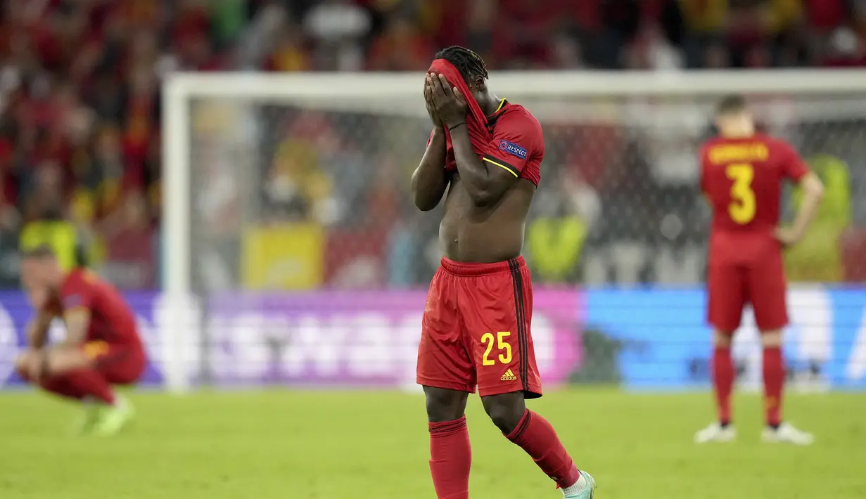 Reaksi para pemain timnas Belgia usai kalah atas Italia pada babak perempat final Euro 2020 / 2021 di Allianz Arena, Munich, Sabtu (3/7/2021) dinihari WIB. Italia sukses melenggang ke semifinal usai mendepak Belgia 2-1. (AP Photo/Matthias Schrader, Pool)