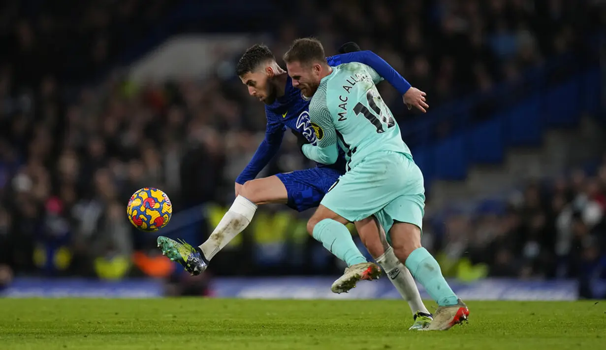 Pemain Chelsea Jorginho (kiri) berebut bola dengan pemain Brighton Alexis Mac Allister pada pertandingan sepak bola Liga Inggris di Stadion Stamford Bridge, London, Inggris, 29 Desember 2021. Pertandingan berakhir 1-1. (AP Photo/Alastair Grant)