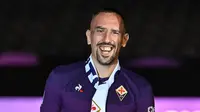 Gelandang baru Fiorentina, Frank Ribery tersenyum saat diperkenalkan resmi di Florence, Italia (22/8/2019). Ribery didapat Fiorentina dengan gratis. Ribery tak memiliki klub setelah tidak memperpanjang kontraknya dengan Bayern Munchen. (AFP Photo/Andreas Solaro)