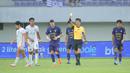 Wasit Ko Hyung-jin memberikan kartu kuning kepada pemain Borneo FC saat laga lanjutan BRI Super League 2025/2026 antara Persita melawan Borneo di Indonesia Arena, Tangerang, Banten, Jumat (09/01/2026). (Bola.com/Bagaskara Lazuardi)