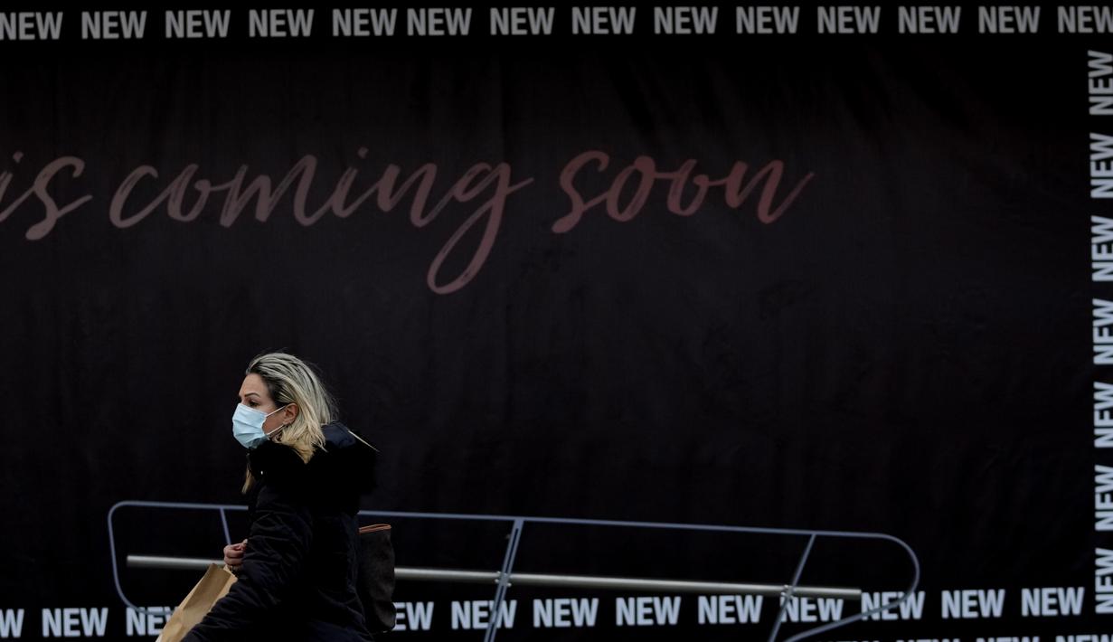 Seorang perempuan berjalan di jalan perbelanjaan utama di ibu kota pusat Nicosia, Rabu (19/1/2022). Siprus akan mencabut persyaratan bagi semua pelancong yang datang untuk mengkarantina diri mereka mulai 1 Maret mendatang selama memiliki sertifikat vaksinasi yang valid. (AP Photo/Petros Karadjias)