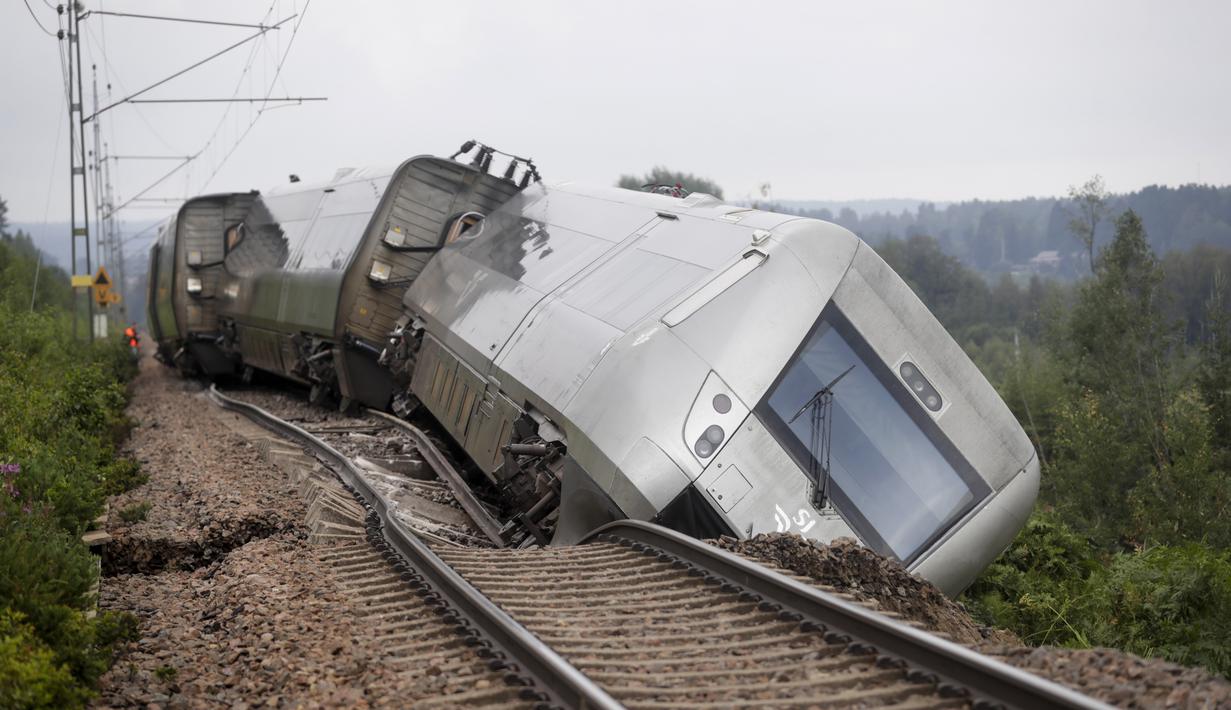 Sebuah kereta yang membawa 120 penumpang terlihat tergelincir antara Iggesund dan Hudiksvall di Swedia, Senin 7 Agustus 2023. (Mats Andersson/TT News Agency via AP)