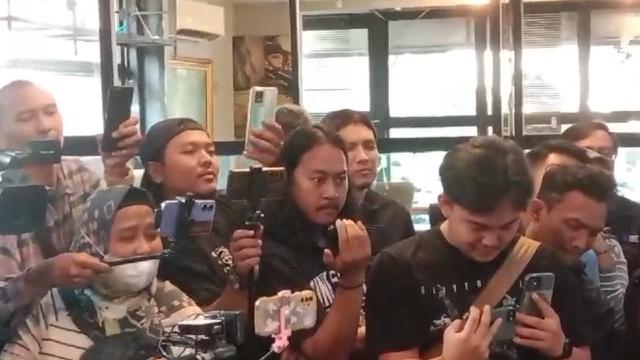 Desta mendengar penjelasan Andre Taulany soal perceraian