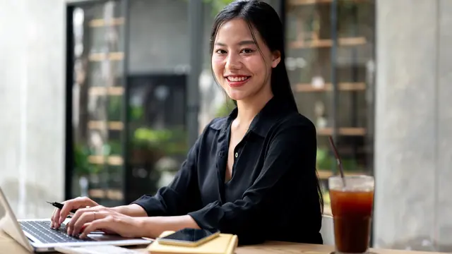 wanita september laptop kerja