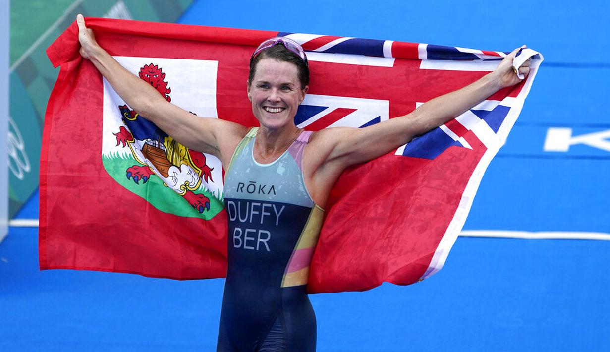 Bermuda menjadi negara dengan populasi terkecil yang berhasil memenangkan medali emas Olimpiade. Flora Duffy menyabet medali emas cabang triathlon nomor individu putri Olimpiade Tokyo 2020. (Foto: AP/David Goldman)