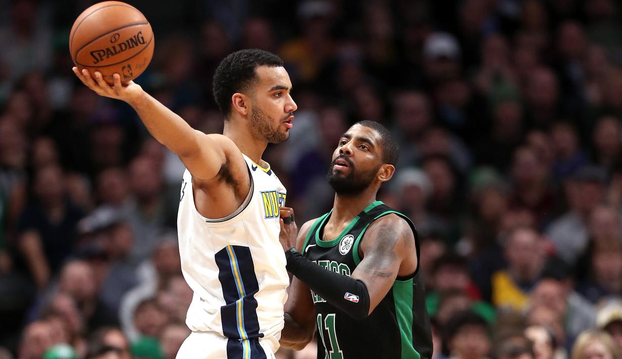 Pemain Denver Nuggets, Trey Lyles #7 mencoba melewati adangan pemain Celtics, Kyrie Irving #11 pada laga NBA basketball game di Pepsi Center, Denver, (29/1/2018). Celtics menang 111-110. (Matthew Stockman/Getty Images/AFP)