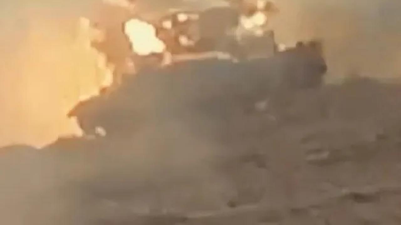 Peluru anti-lapis baja yang ditembakkan pasukan Hamas kemudian menghantam tank Israel sampai meledak dan hancur.&nbsp;Hamas Military Wing / REUTERS