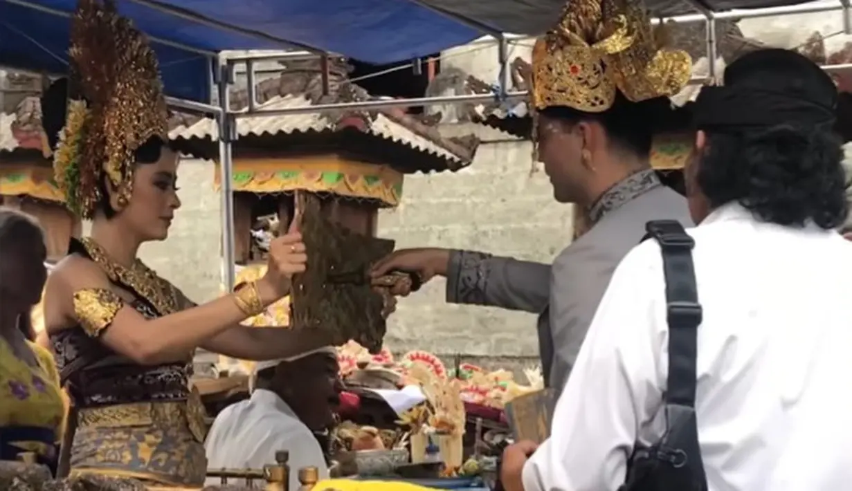 Nuansa Bali begitu kental pada pemilihan busana yang dikenakan dan adat yang dilakukan [@rosalitayanotama]