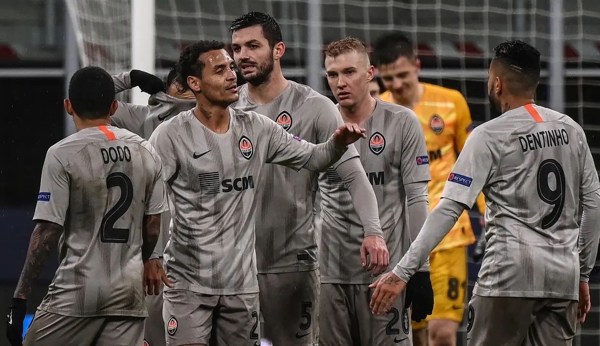 Para pemain Shakhtar Donetsk merayakan hasil imbang 0-0 melawan Inter Milan usai laga lanjutan Liga Champions 2020/21 Grup B di San Siro Stadium, Rabu (9/12/2020). (AFP/Marco Bertorello)