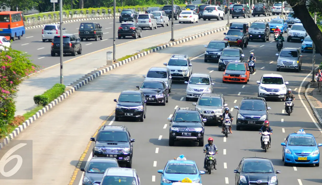 Saat ini, jalur pelarangan sepeda motor berlaku sepanjang MH Thamrin dan Medan Merdeka Barat, Jakarta, Senin (18/4/2016). Rencananya Pemprov DKI Jakarta akan menambah cakupan area larangan sepeda motor. (Liputan6.com/Yoppy Renato)