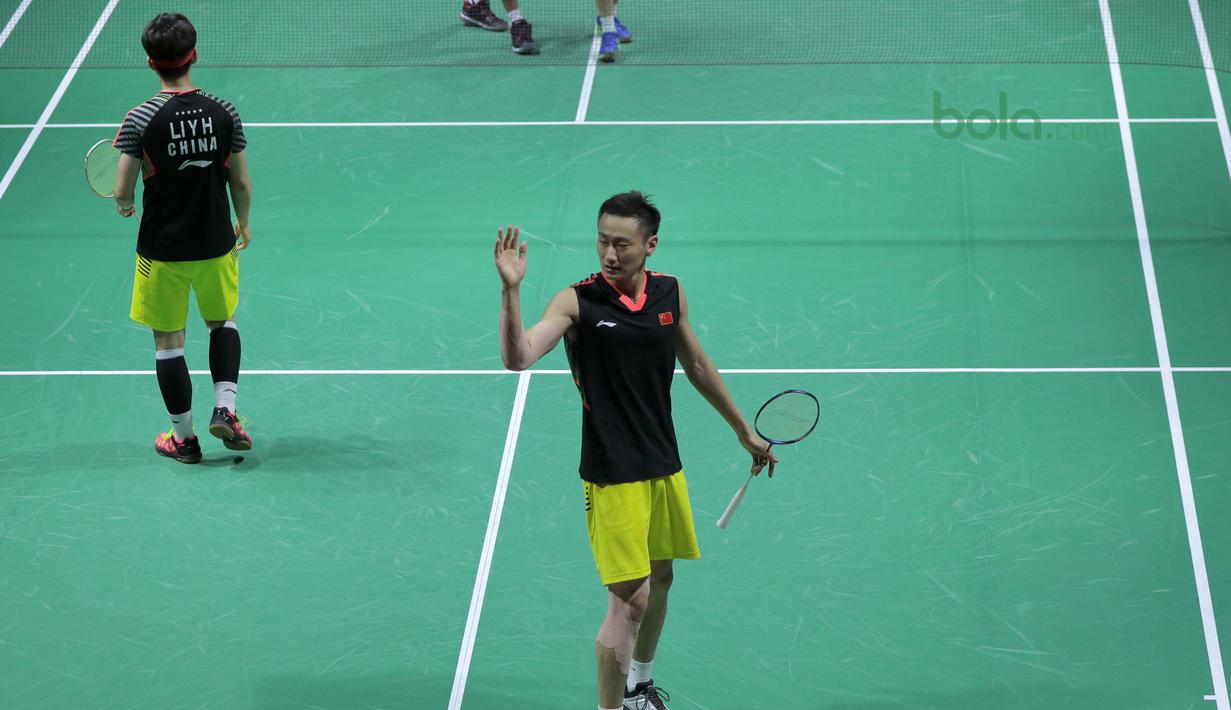 Ekspresi pasangan China, Zhang Nan/Li Yinhui saat gagal mencetak poin pada perempat final Indonesia Open 2018 di Istora Senayan, Jakarta, (6/6/2018). Tontowi/Liliyana menang 21-17, 21-14. (Bola.com/Nick Hanoatubun)