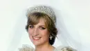 Gaun pengantin Putri Diana saat menikah dengan Pangeran Charles pada Juli 1981, menjadi salah satu busana yang ikonis. Gaun ini memiliki kereta sepanjang 25 kaki, menjadi yang terpanjang dalam sejarah kerajaan. Saat ini, gaun tersebut telah terpajang di Istana. (FOTO: Instagram.com/Princesdianaa).