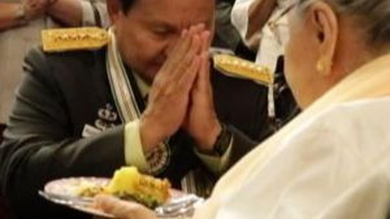 Momen Istimewa Jenderal Prabowo Sungkem ke Perempuan Berusia 105 Tahun yang Sangat Dihormati