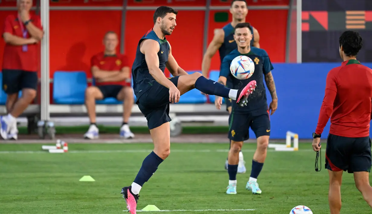 Bek Portugal #04 Ruben Dias dan rekan satu timnya mengikuti sesi latihan di tempat latihan Al Shahaniya SC, barat laut Doha, Jumat (9/12/2022). Timnas Maroko dan Timnas Portugal akan saling jegal di babak perempat final Piala Dunia 2022, Sabtu, 10 Desember 2022, jam 22:00 WIB. (PATRICIA DE MELO MOREIRA / AFP)