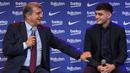 Barcelona resmi memperpanjang kontrak pemain muda berbakatnya yang baru berumur 18 tahun, Pedri. Presiden Barcelona Joan Laporta bisa tersenyum manis  akhirnya Pedri bisa diamankan dari godaan klub lain. (AFP/Lluis Gene)