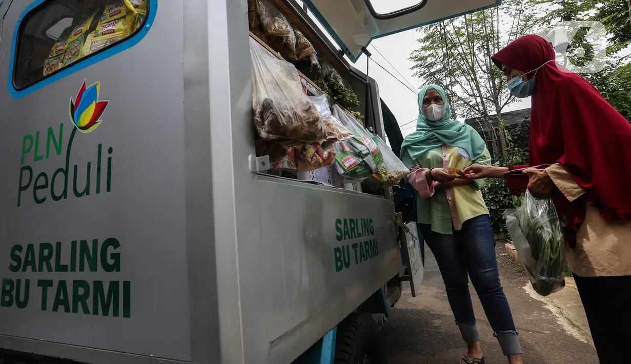 Penjual sayuran menggunakan transportasi Gerobak Motor Listrik di Srengseng Sawah, Jakarta, Kamis (20/1/2022). PLN melalui Program Tanggung Jawab Sosial dan Lingkungan (TJSL) memberikan inovasi dalam upaya peningkatan produktivitas di sektor usaha mikro kecil (UMK). (Liputan6.com/Johan Tallo)