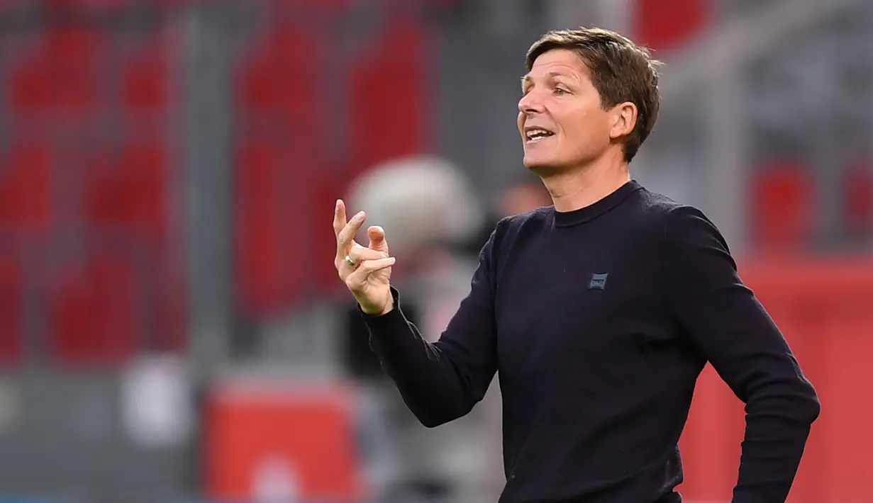 <p>Pelatih Wolfsburg, Oliver Glasner, memberikan arahan kepada pemainnya saat menghadapi Bayer Leverkusen pada laga pekan ke-28 Bundesliga di Stadion Bay Arena, Selasa (26/5/2020) waktu setempat. Wolfsburg menang 4-1 atas Bayer Leverkusen. (AFP/Marius Becker/POOL)</p>