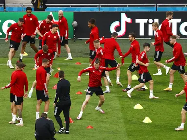 Pemain Wales Gareth Bale (tengah) bersama rekan setimnya berlatih di Johan Cruyff Arena, Amsterdam, Belanda, Jumat (25/6/2021). Wales akan melawan Denmark pada pertandingan babak 16 besar Euro 2020. (Koen van Wael/Pool via AP)