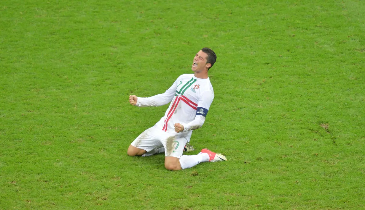 7. Cristiano Ronaldo telah mencetak 6 gol dalam 14 pertandingan di Piala Eropa 2004, 2008, dan 2012 bagi Portugal. (AFP/Gabriel Bouys)