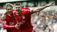 Liverpool juga memiliki duet maut lain lewat pasangan Steven Gerrard dan Fernando Torres. Meski hanya bertahan tiga setengah musim, kedua pemian tersebut berhasil menjadi mimpi buruk tim lawan dan antar The Reds finis nomor dua di Liga Inggris musim 2008/2009. (Foto: AFP/Paul Ellis)