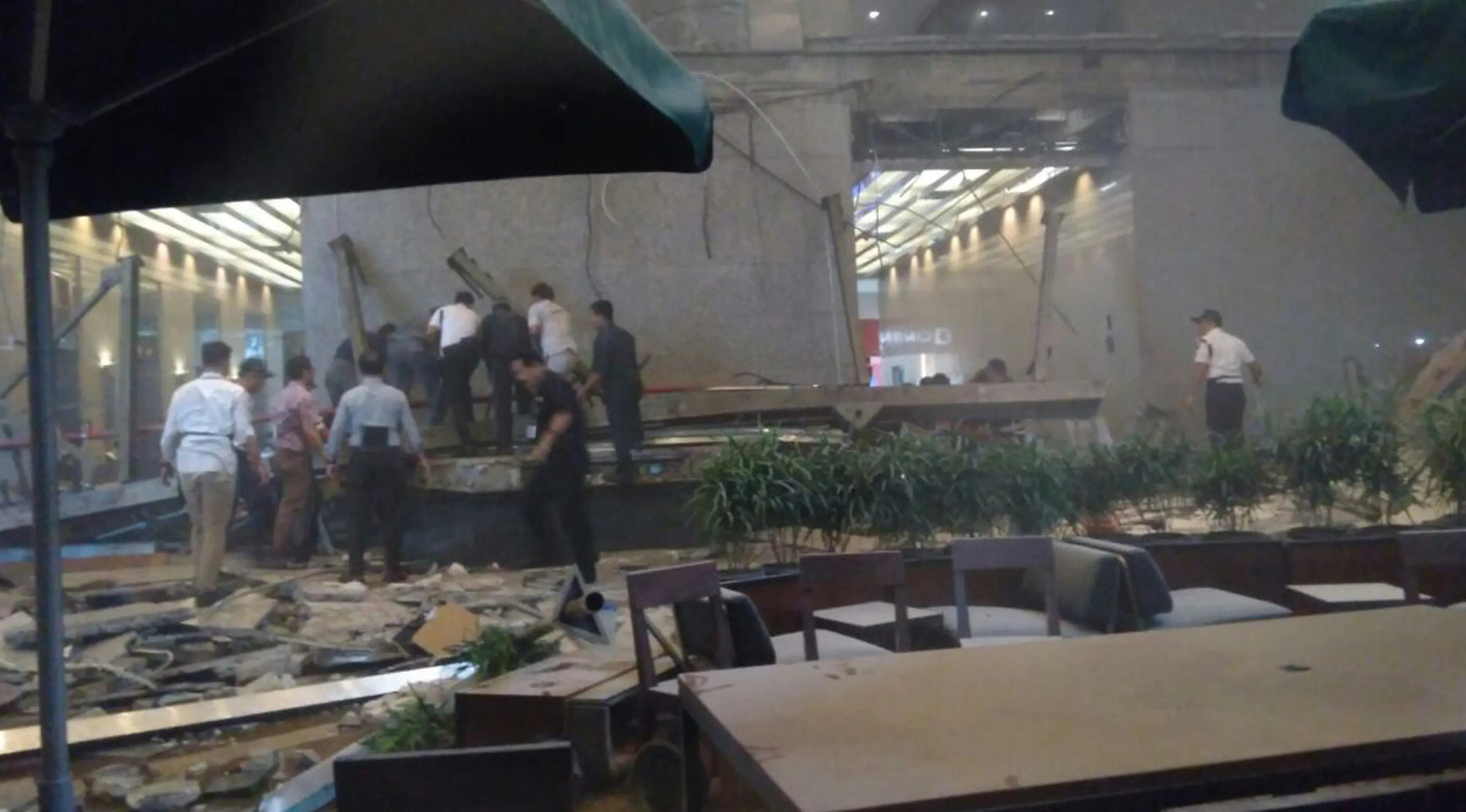 Sejumlah orang mengevakuasi korban dari robohnya balkon lantai 1 tower II Bursa Efek Indonesia (BEI) roboh, Jakarta, Senin (15/1). Insiden itu menyebabkan kerusakan di bagian gedung kawasan Bisnis Sudirman tersebut. (Liputan6.com/istimewa)