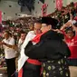 Presiden Joko Widodo atau Jokowi dan Ketua Umum Pengurus Besar Ikatan Pencak Silat Indonesia (IPSI) Prabowo Subianto memeluk atlet pencak silat peraih emas Asian Games 2018 Hanifan Yudani di Jakarta, Rabu (29/8). (Liputan6.com/HO/Biro Pers Setpres)