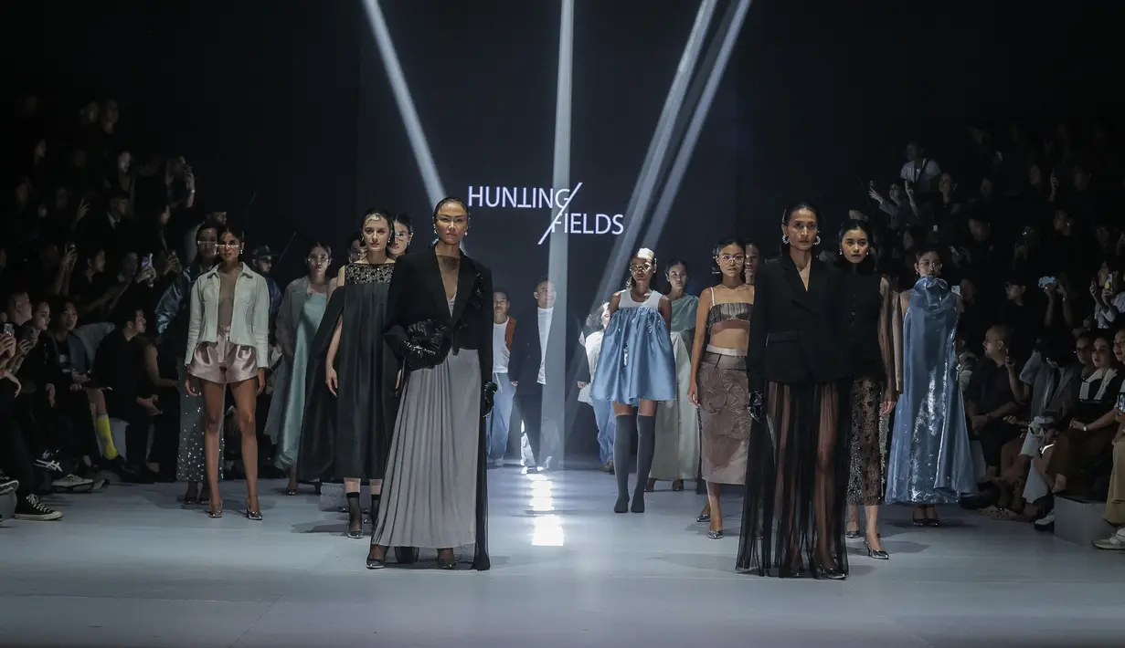 Koleksi terkini dari Hunting Fields ini terasa begitu dramatis. Pilihan warna yang ada pada keseluruhan koleksi terinspirasi dari karya seni Monika Marchewka dalam lukisan surrealist. Permainan material tembus pandang dan tekstur kilau terinspirasi dari permukaan air pada karya seni Marie Bang Esperson dan Audrey Large. [ Foto: dok Plaza Indonesia]