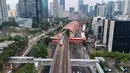 Rangkaian kereta Lintas Raya Terpadu (LRT) Jabodebek melintas di kawasan Kuningan,  Jakarta, Rabu, 15 Juli 2026. (KLY/Arie Basuki)