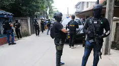 Suasana saat Densus 88 Antiteror Mabes Polri saat penangkapan terduga teroris di Jalan Gempol Raya, Kunciran Indah, Tangerang, Banten, Rabu (16/5). Petugas berhasil menangkap empat terduga teroris. (DEMY SANJAYA/AFP)