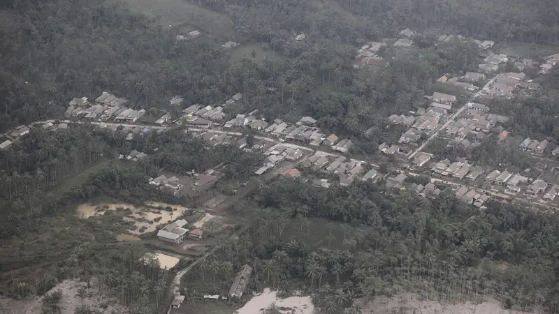 Ketebalan Abu Erupsi Gunung Semeru Tutupi Pemukiman