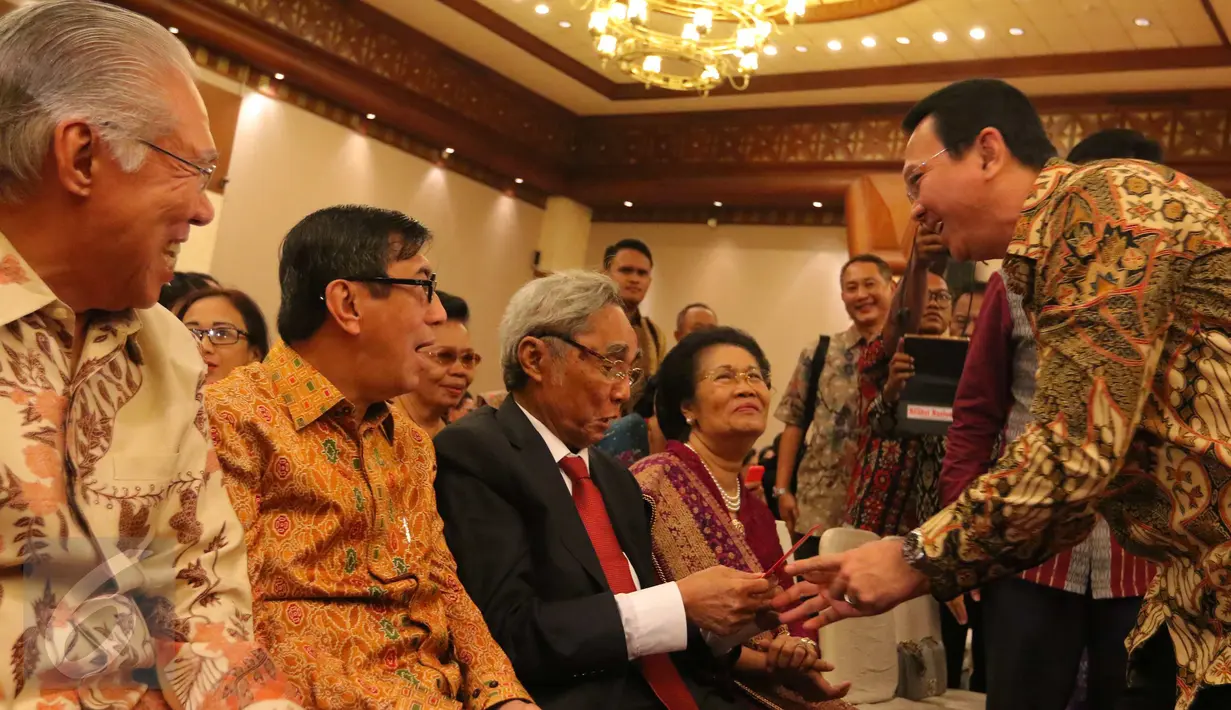  Gubernur DKI Jakarta, Basuki T Purnama saat menghadiri HUT ke-80 politisi senior Sabam Sirait di Jakarta, Sabtu (15/10). Memasuki usia ke-80 Sabam memberikan masukan agar Indonesia tetap menjaga kerukunan dan persatuan bangsa. (Liputan6.com/Angga Yuniar)