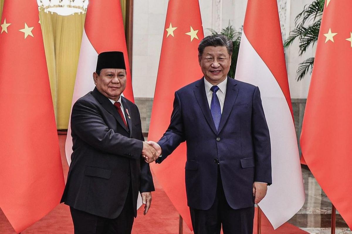 Potret Prabowo Berjalan Gagah 'Dikawal' Xi Jinping Lewati  Penghormatan Tentara China